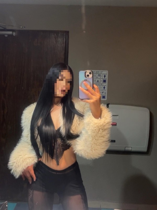 Erika joven delgada Hermosa colombiana