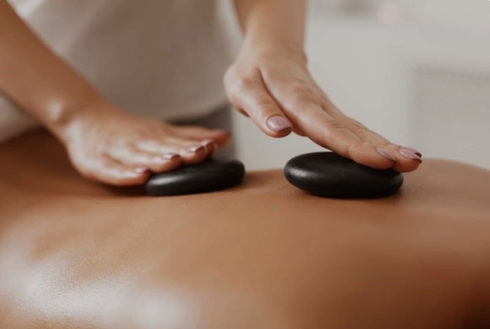 MASAJE TIBETANO CON PIEDRAS VOLCáNICAS