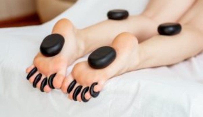 MASAJE TIBETANO CON PIEDRAS VOLCáNICAS