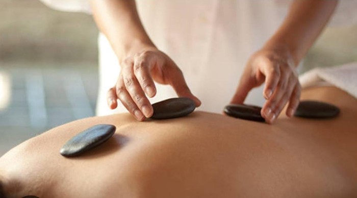 MASAJE TIBETANO CON PIEDRAS VOLCáNICAS