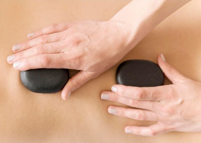 MASAJE TIBETANO CON PIEDRAS VOLCáNICAS