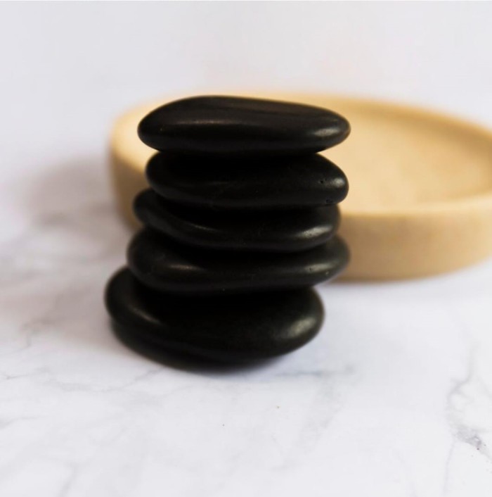 MASAJE TIBETANO CON PIEDRAS VOLCáNICAS