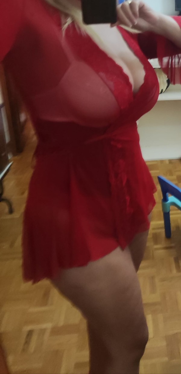 Rubia de bellas tetas naturales ,complaciente e implicada