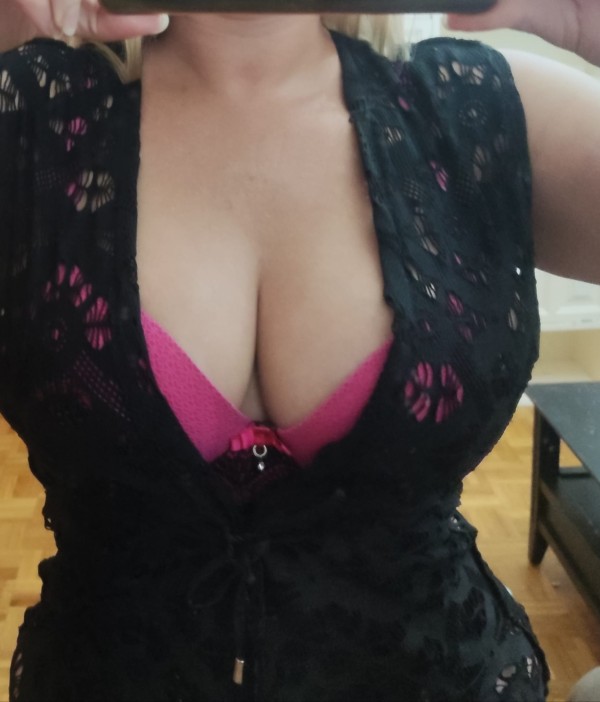 Rubia de bellas tetas naturales ,complaciente e implicada