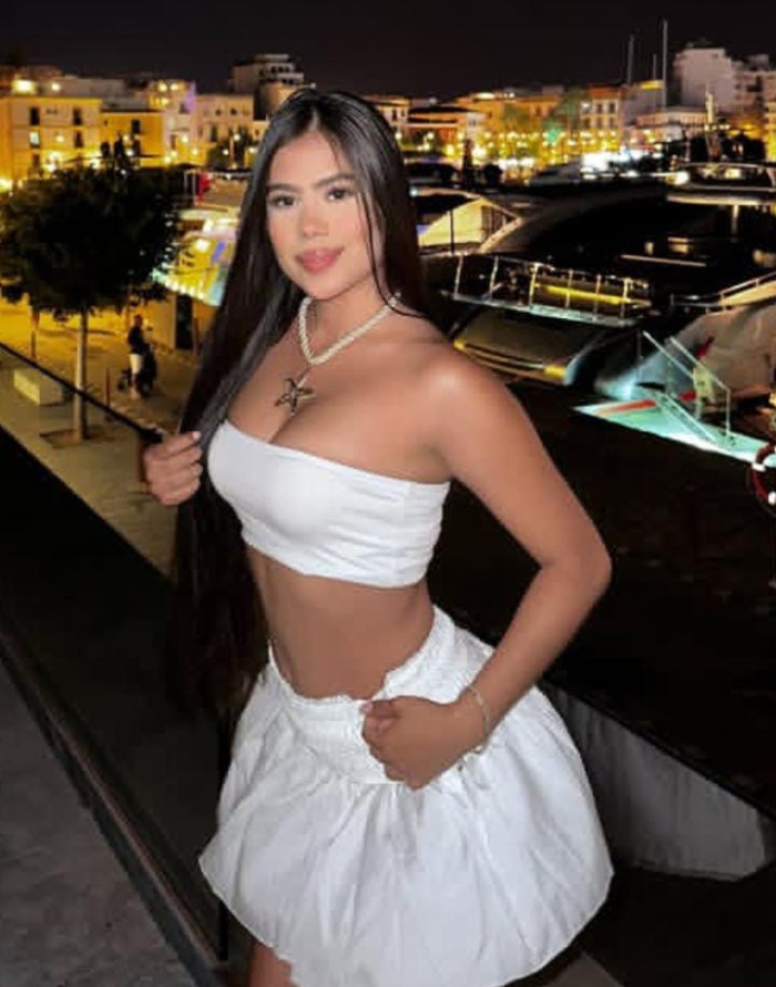 Emilia Chica ardiente y complaciente