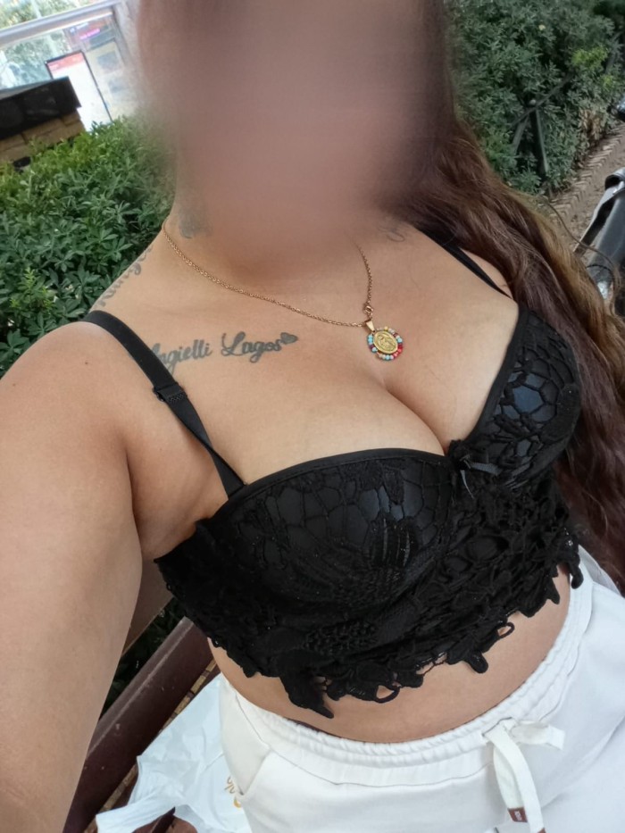 CHUPONA Y CON BUENAS TETAS