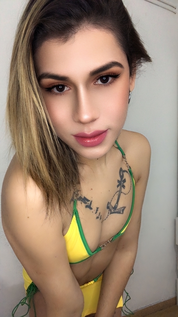 CHICA TRANS ARDIENTE CON RICO REGALITO LECHERA