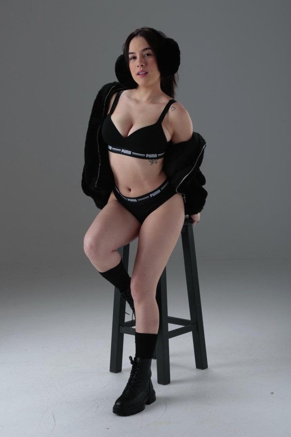 NIÑATA CACHONDA CON GANAS DE POLLA FIESTERA COMPLETA