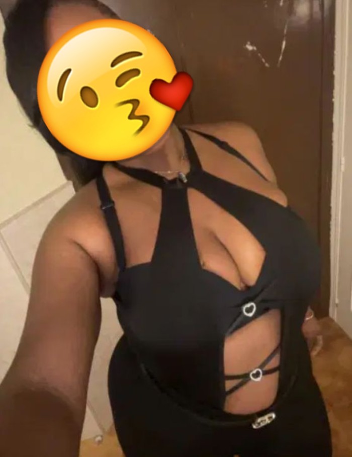 Negrita colombiana completa servicio chupadita natural y sexo 30€