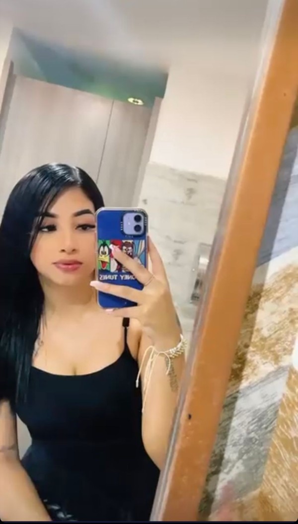 Joven divertida elegante completa novedad vertice