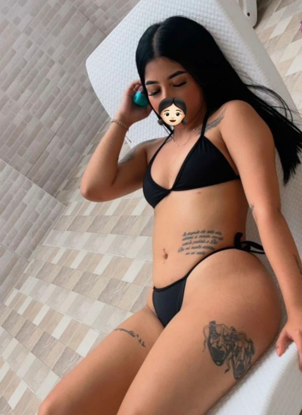 Joven divertida elegante completa novedad vertice