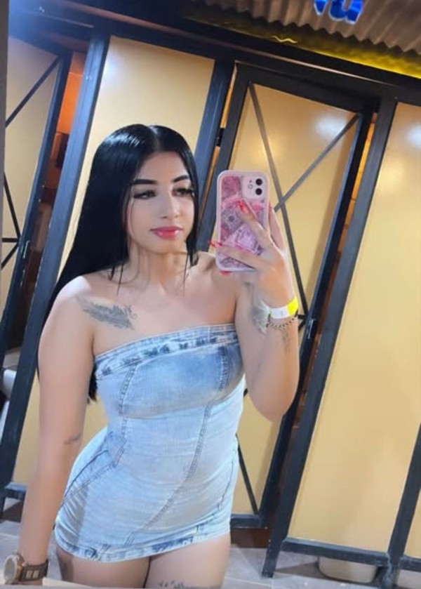 Joven divertida elegante completa novedad vertice