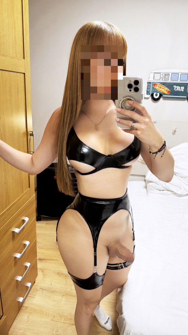 Holaa CHICA TRANS GUARRA FIESTERA Y MUY CACHONDA