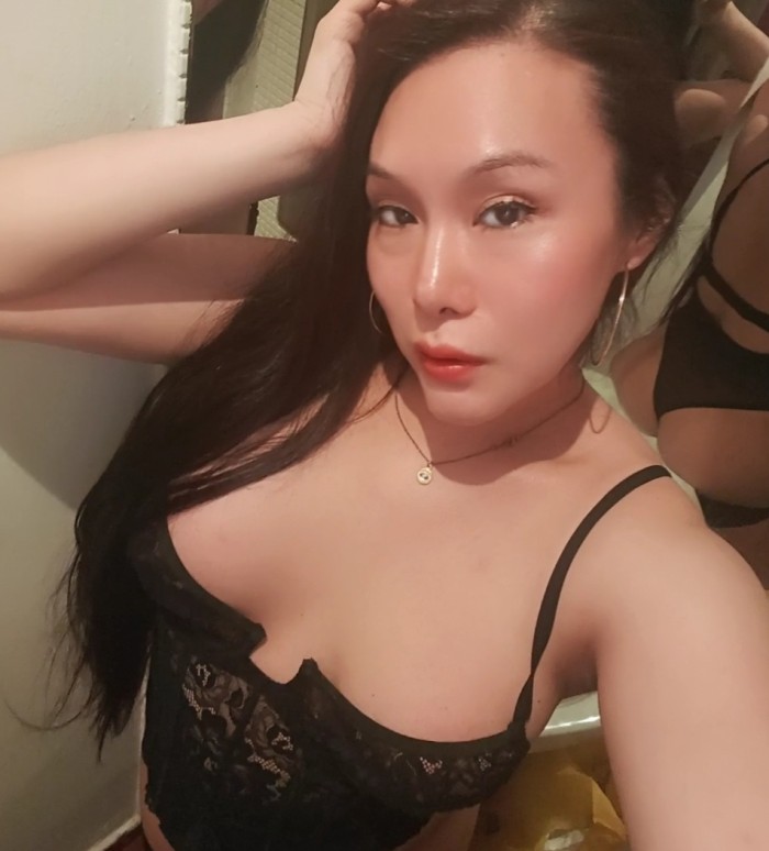 Venga a probar la mezcla de asia con el calor Bras
