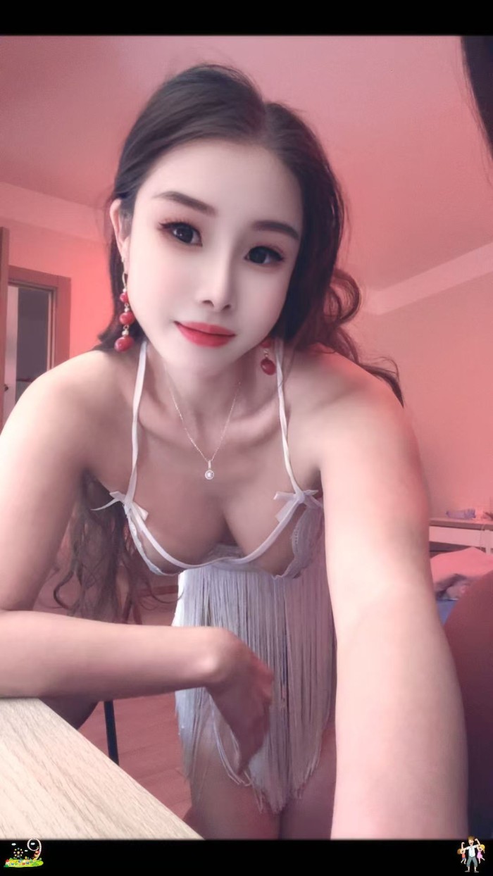 两个新来的亚洲女孩的照片是1