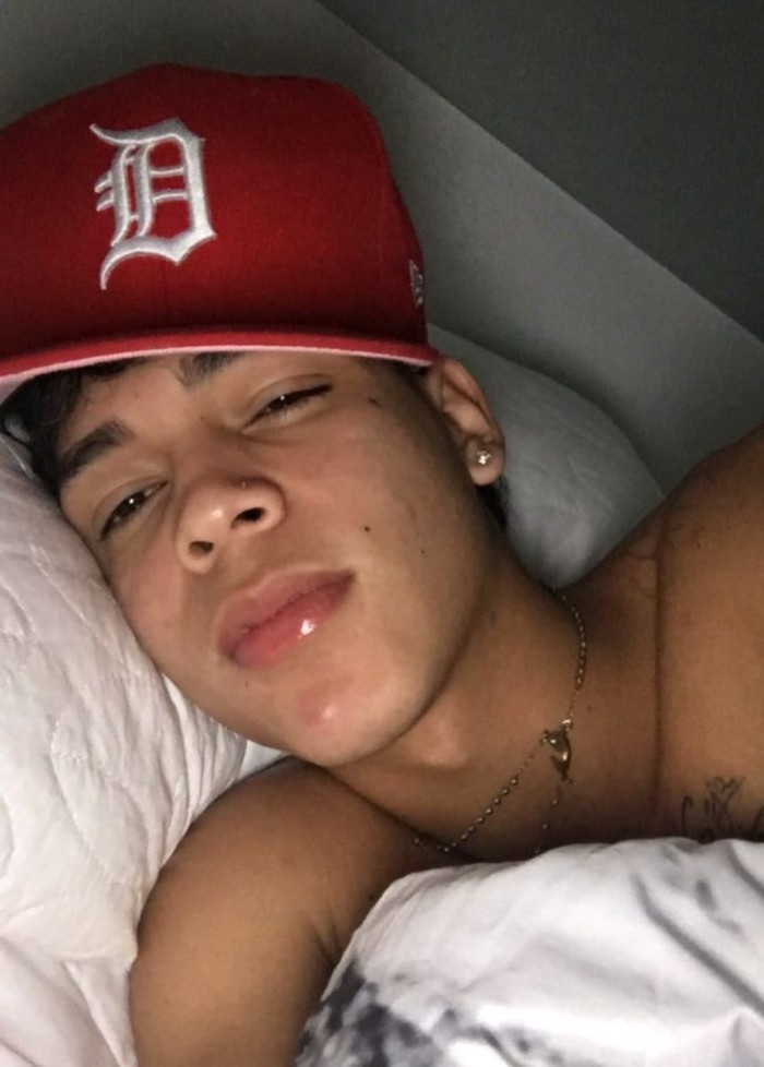 Encantador chico atractivo fiestero cañero novedad