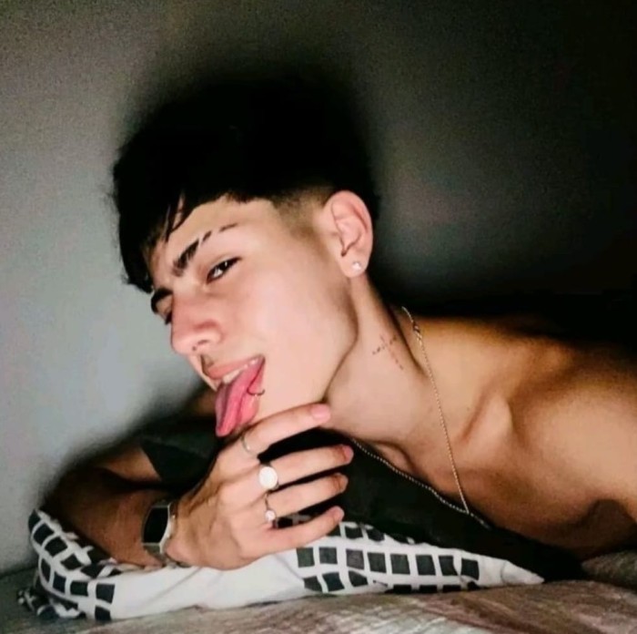 Encantador chico atractivo fiestero cañero novedad