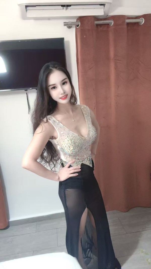 两个新来的亚洲女孩的照片是1