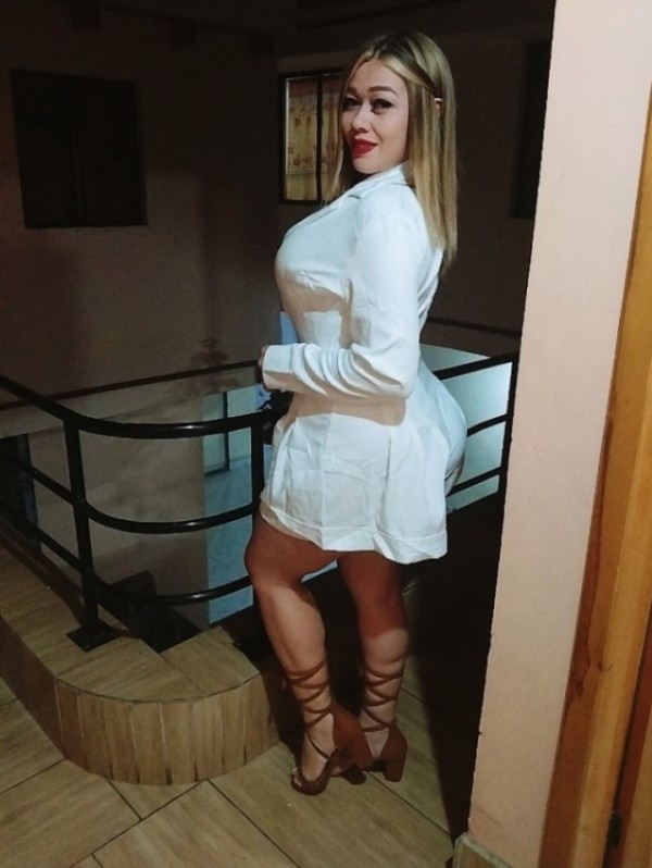 Últimas horas Rubia culona belleza natural fiestera completa