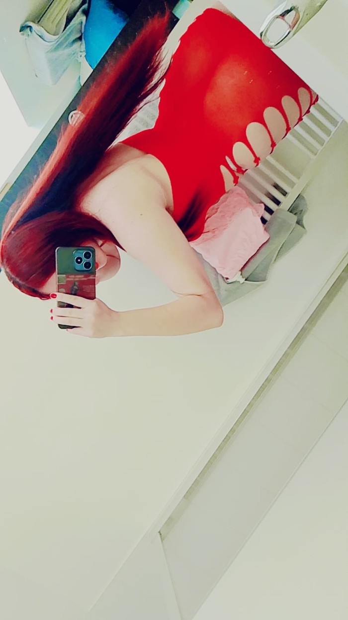 Chica pelirroja complaciente super cachonda y rica