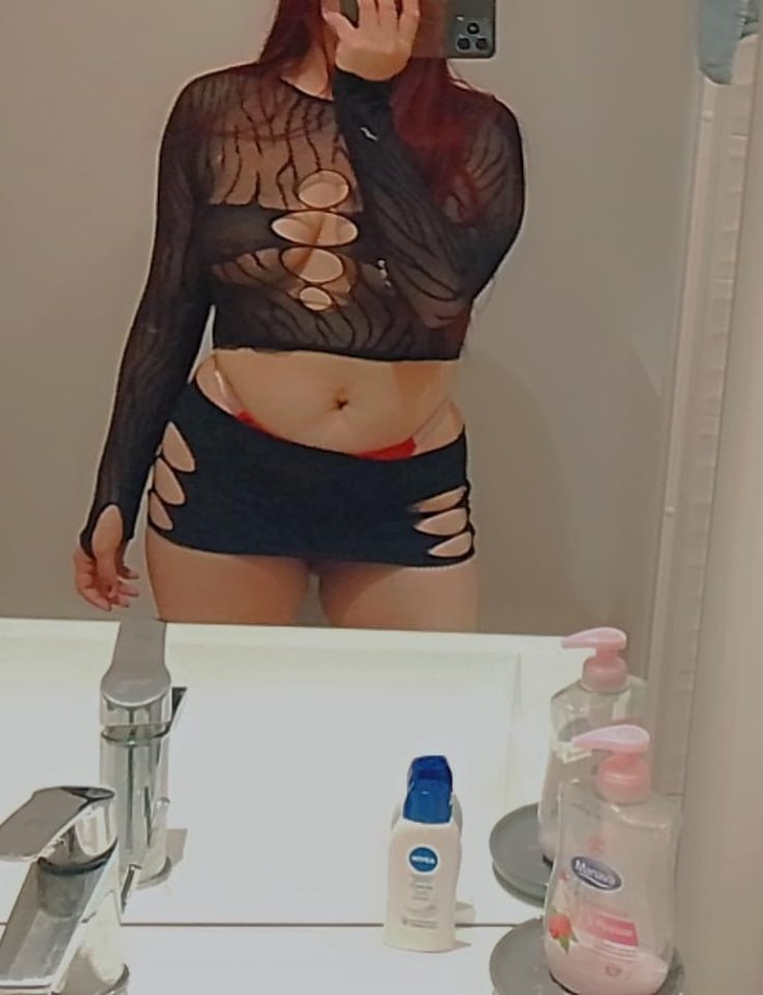 Chica pelirroja complaciente super cachonda y rica