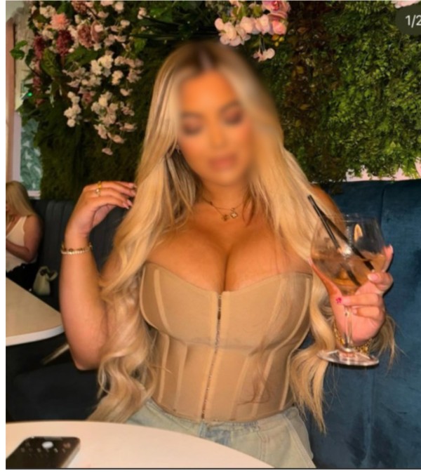 Rubia tetona sexy extrovertida jugetona también salidas a hoteles