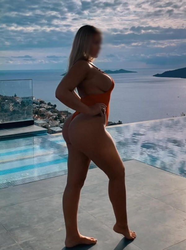 Rubia tetona sexy extrovertida jugetona también salidas a hoteles