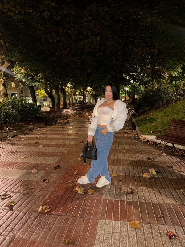 Victoria jovencita con ganas de marcha muy cariñosa