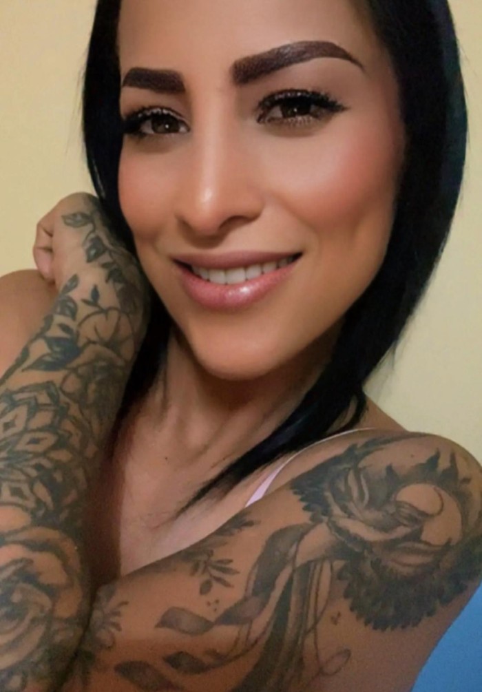 Andrea: La Experiencia Definitiva CALIENTE IMPLICAda fiestera en la linea