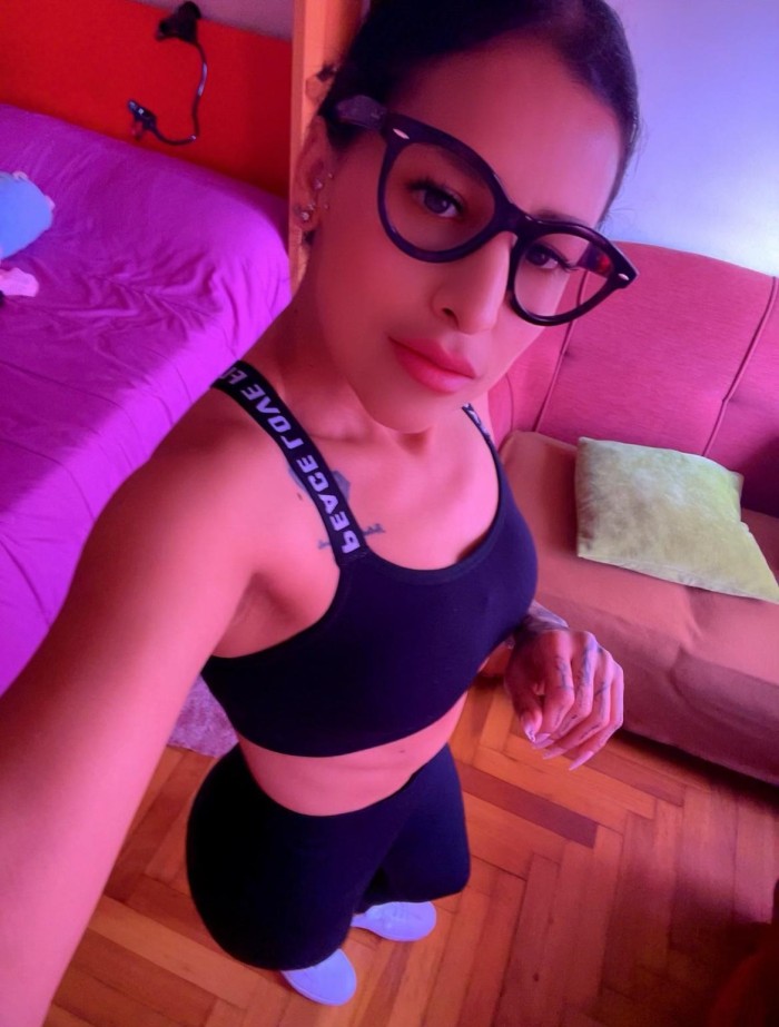 Andrea: La Experiencia Definitiva CALIENTE IMPLICAda fiestera en la linea