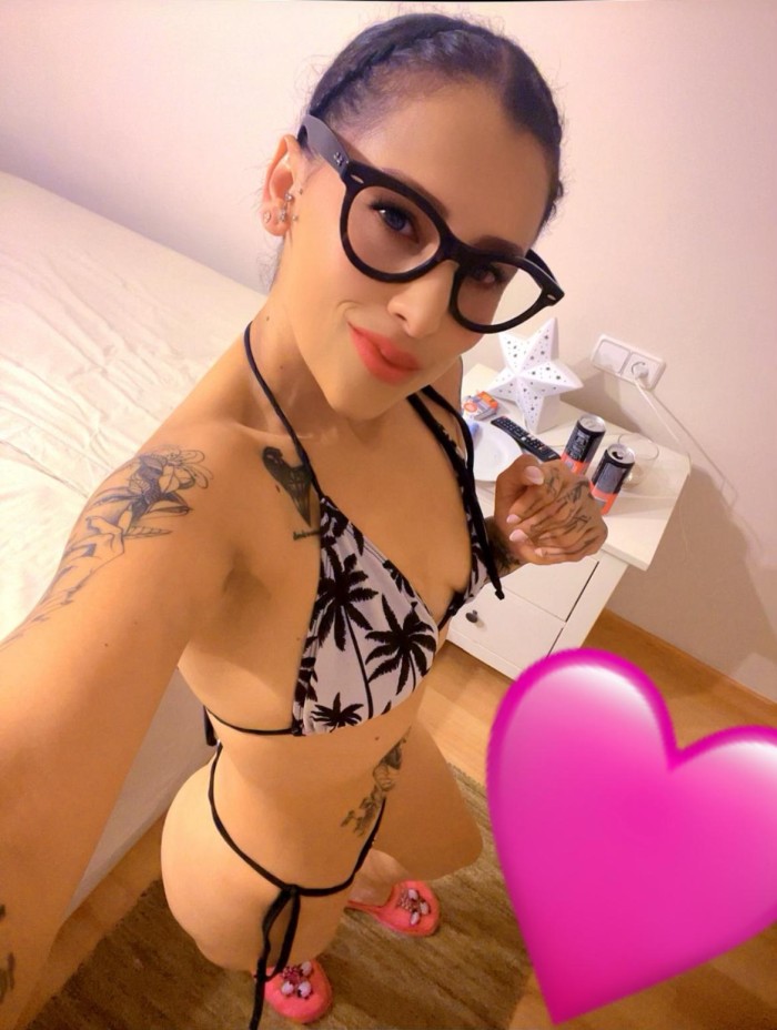 Andrea: La Experiencia Definitiva CALIENTE IMPLICAda fiestera en la linea