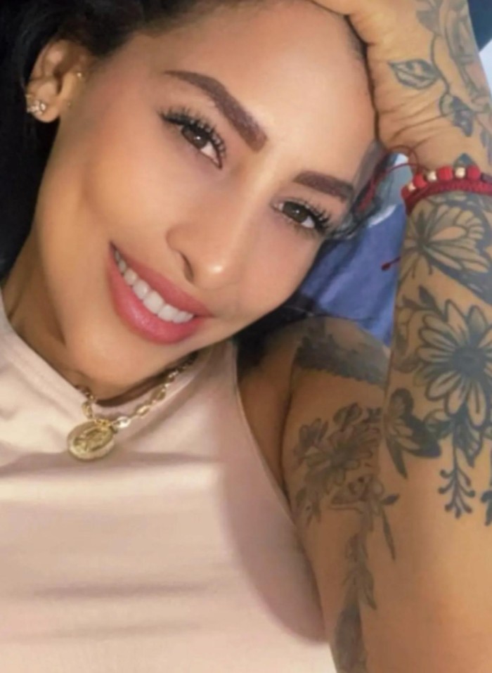 Andrea: La Experiencia Definitiva CALIENTE IMPLICAda fiestera en la linea