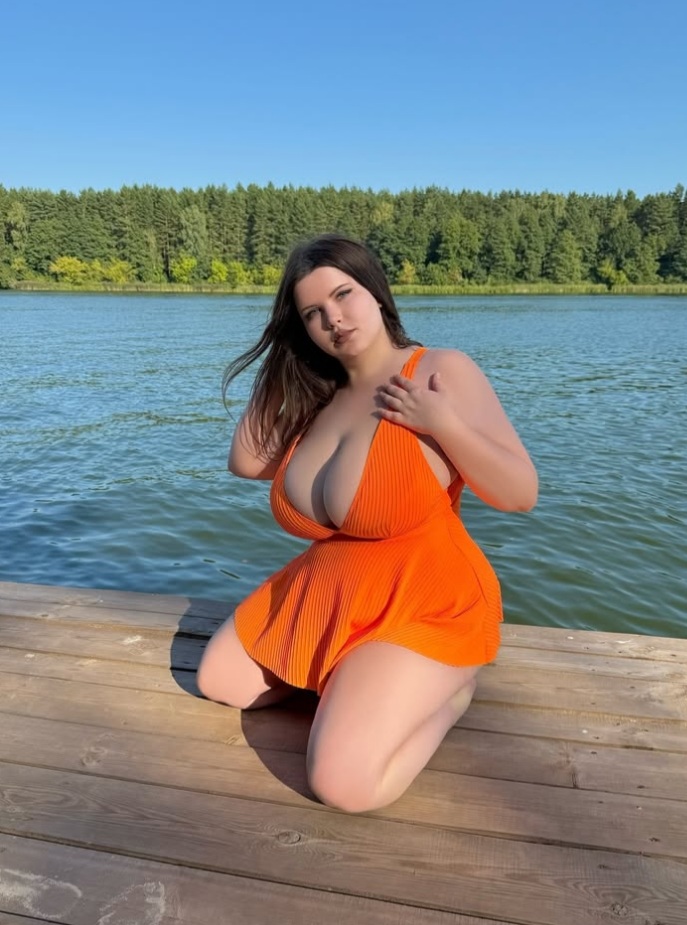 NOVEDAD EN LUGO HERMOSA PELIRROJA TETONA CURVY