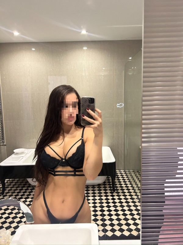 Hermosa latina cariñosa y extrovertida