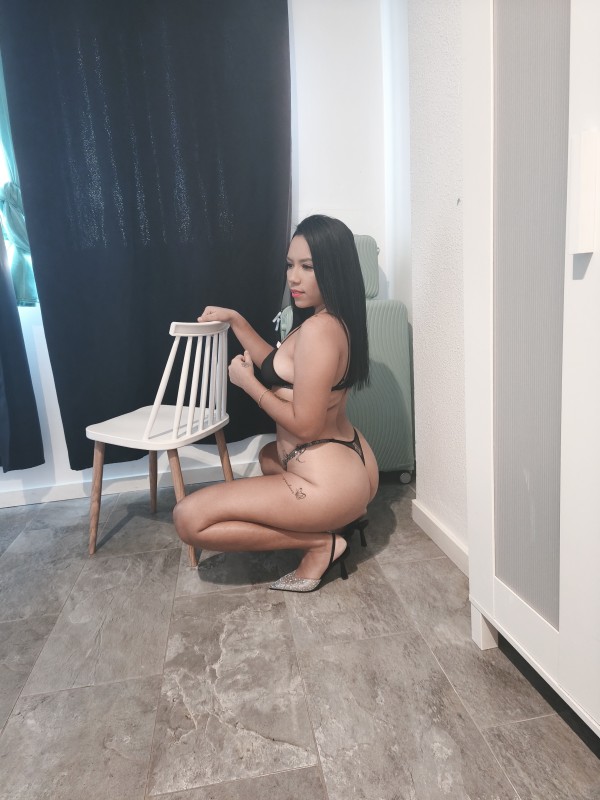 KAMI HERMOSA MORENA JOVENCITA RICA HERMOSA LLÁMAME