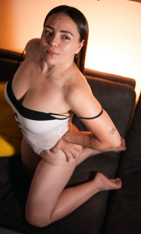 MARCELA COLOMBIANA CARIÑOSA