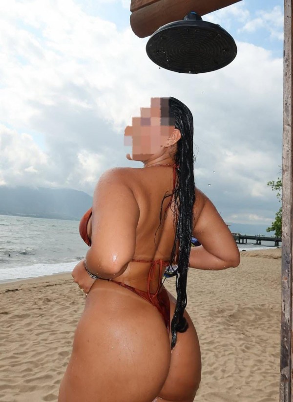 Salomé sexi y fiestera en Plaza elíptica