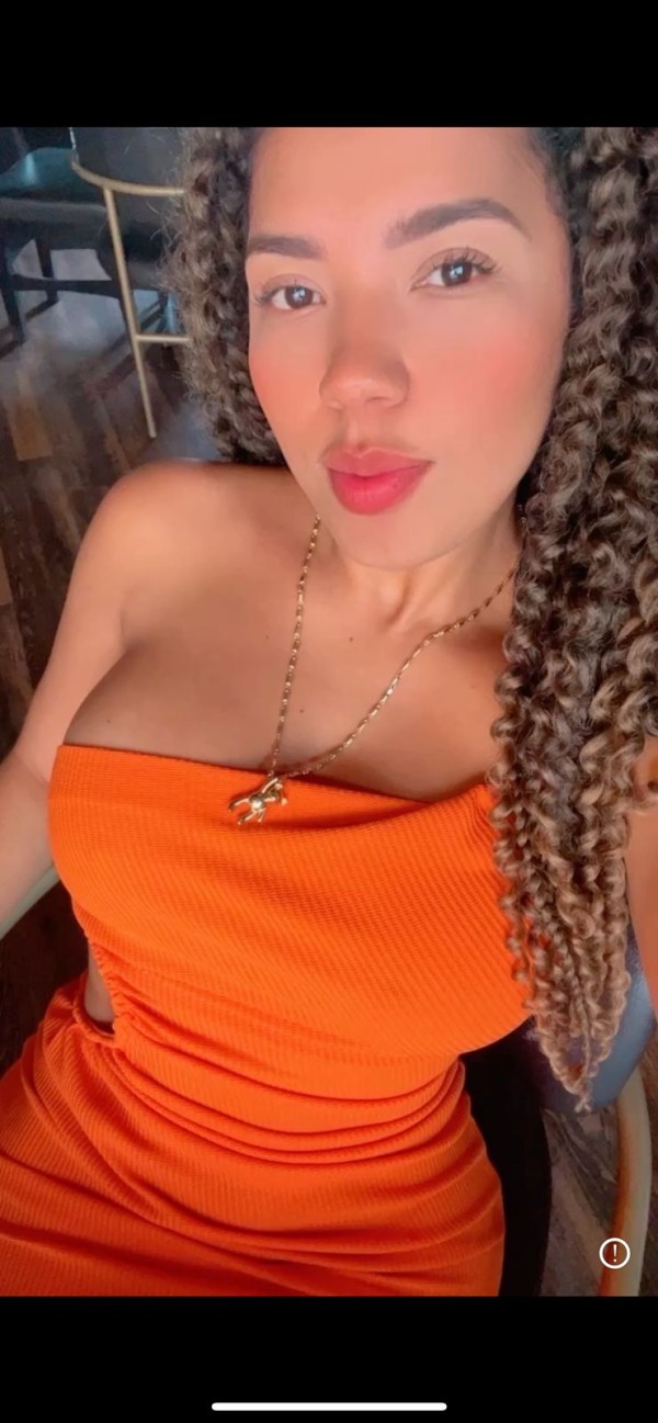 Linda latina nueva en la zona