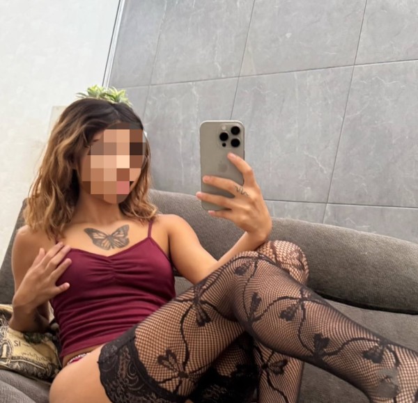 LATINA DELGADA Y TATUADA