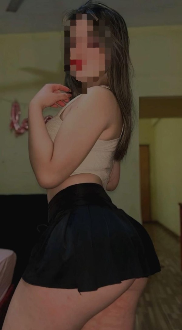 Soy Isabella la reina de Fuengirola muy comlaciente una diosa latina