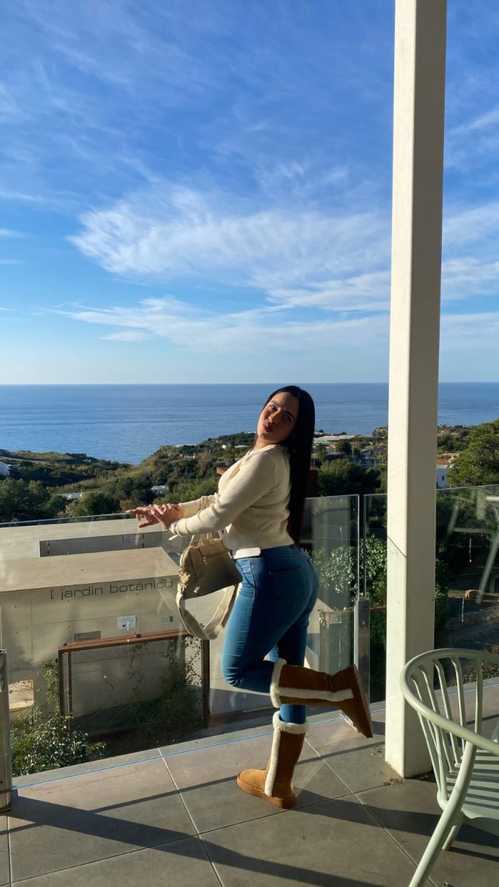 Estoy en malaga soy muy atenta sexy y cariñosa!