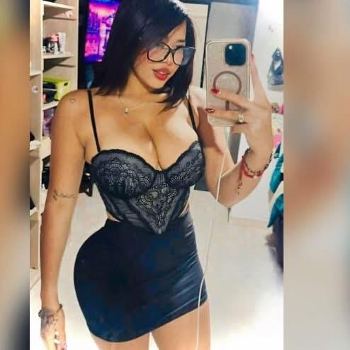 Ale atractiva y seductora y sensual fiestera