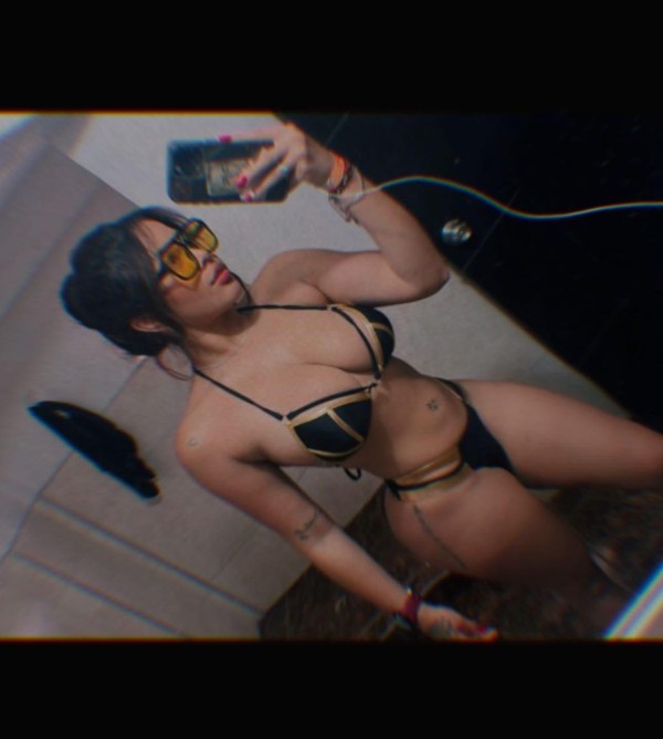 Ale atractiva y seductora y sensual fiestera