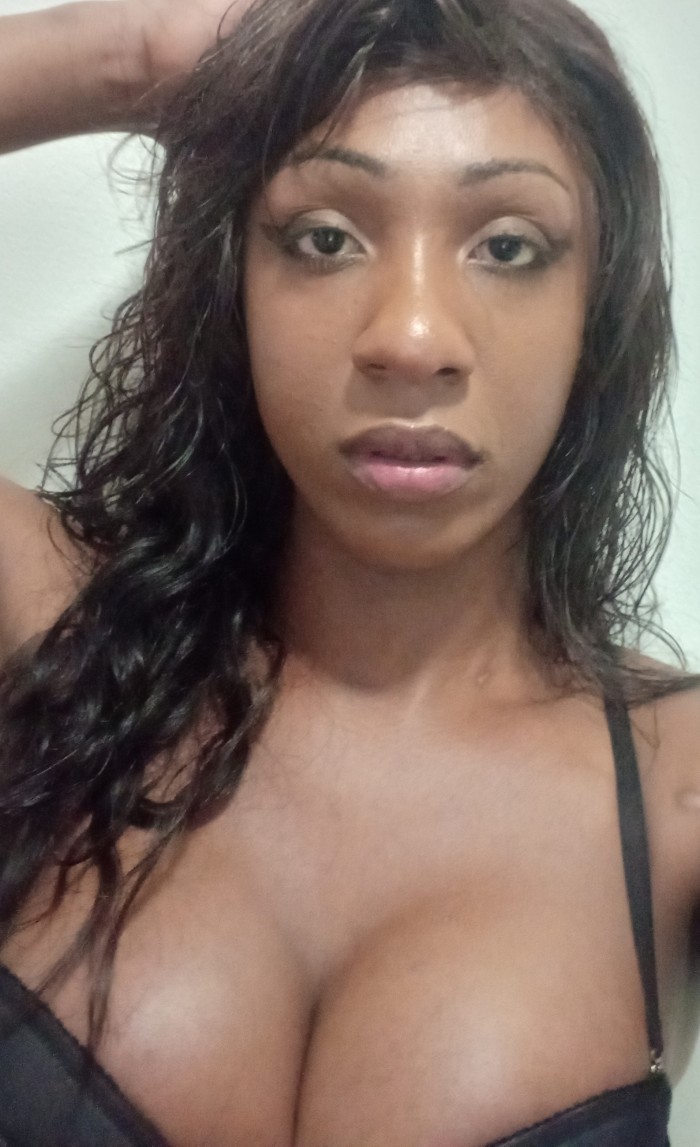 Ola soy gleicy una trans brasileña