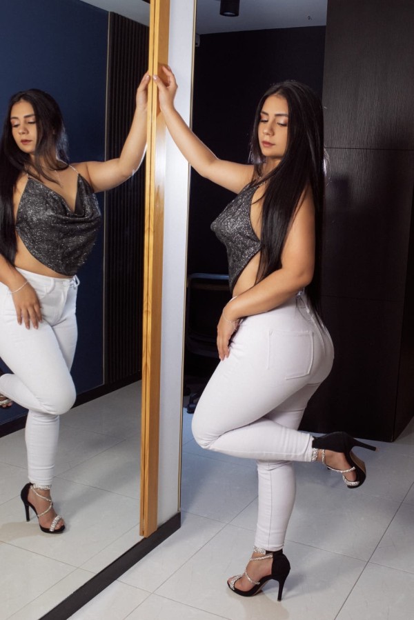 VENEZOLANA TRATO DE NOVIOS Y FRANCÉS NATURAL