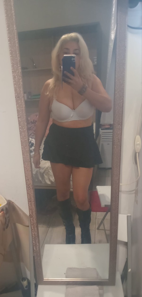 *ROCÍO RUBIA TETONA FIESTATERA* por Tetuán.