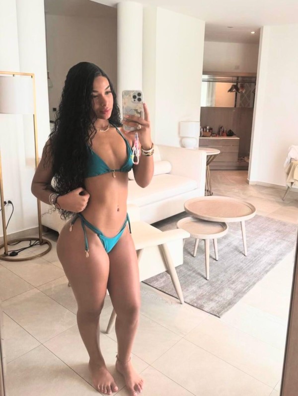 MIA, ENCANTADORA JOVENCITA RECIEN LLEGADA