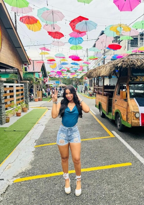 MIA, ENCANTADORA JOVENCITA RECIEN LLEGADA