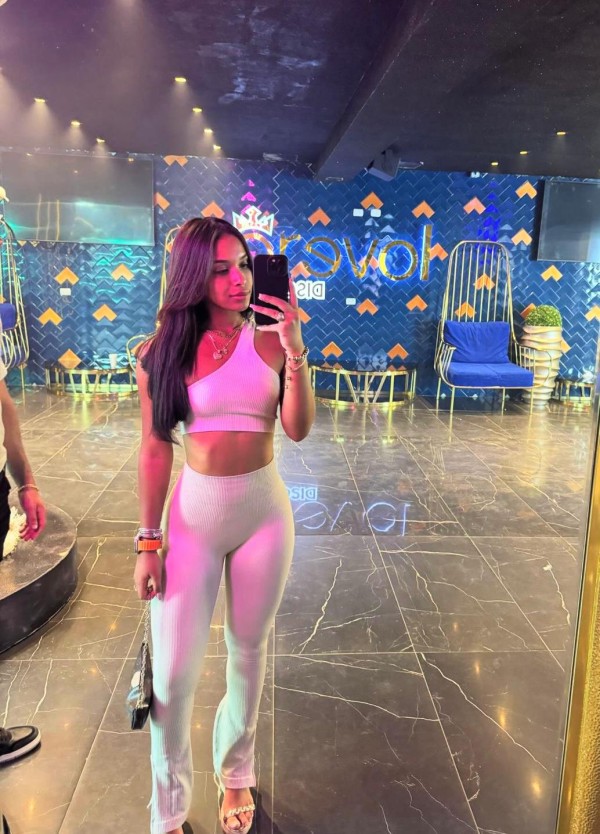 MIA, ENCANTADORA JOVENCITA RECIEN LLEGADA