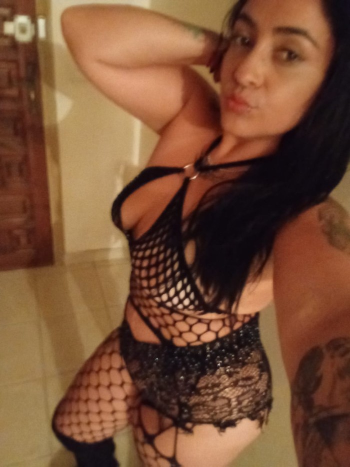 BELLA Y MORBOSA LATINA MUY JUGUETONA